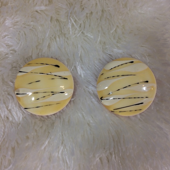 Jewelry - Vintage 80s Retro Earrings Cream Painted Glossy